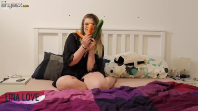 German BBW plays with her pussy in bed